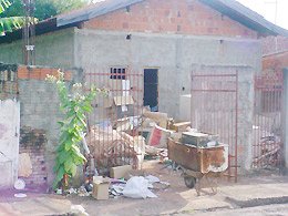 DENGUE: Moradores reclamam de lixo em residência