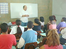 Qualificação Profissional: Cursos de pesponto e corte de calçados entregam certificados