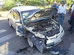 Médico bate veículo em ponte e depois em semáforo