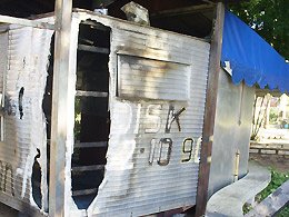 VANDALISMO: Incêndio danifica trailer de lanches na Praça Carlos Sampaio