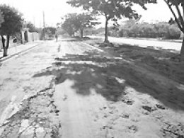 Moradores reclamam de obra inacabada