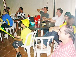 COPA DO MUNDO: Torcedores lotam bares, clubes e lanchonetes