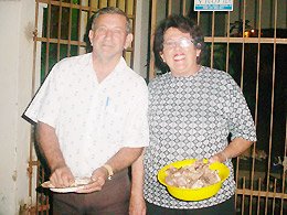 EXEMPLO: Há 20 anos, casal levanta de madrugada para alimentar animais