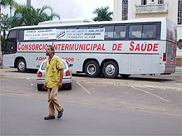 Avanhandava: Ônibus adquirido pela Prefeitura Municipal para Saúde é exposto à população