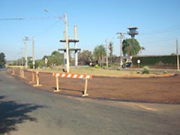 Secretaria de Obras executa reparos em trevo do Jardim Pevi