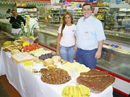 SUPER AMÁLIA: Clientes são recepcionados com café da manhã