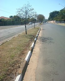 Serviço de manutenção de praças e avenidas continuam