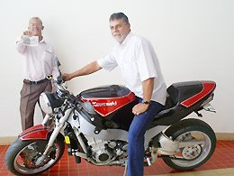 Sorteio de Kawasaki: Premiado recebe moto no Lar Vicentino