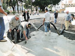 Emurpe faz concretagem da fonte na Praça Carlos Sampaio