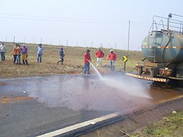 Motorista perde controle e tomba caminhão