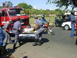 Ajudante se fere em acidente de moto