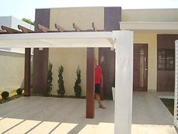 Gugu entrega casa reconstruída