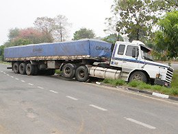 Caminhão quase cai no córrego Maria Chica