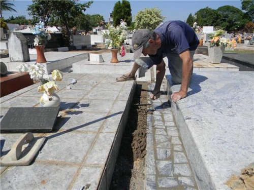Preparação: Cemitérios passam por reparos para o dia de Finados
