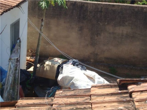 Moradores reclamam de lixão em residência