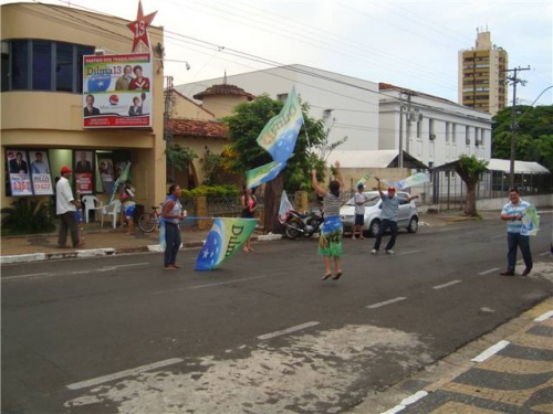 FESTA: Militantes do PT comemoram vitória de Dilma