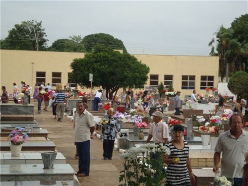Finados é marcado por missas e homenagens em cemitérios de Penápolis