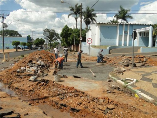 Obras executa bacia de concreto na avenida Leandro de Medeiros
