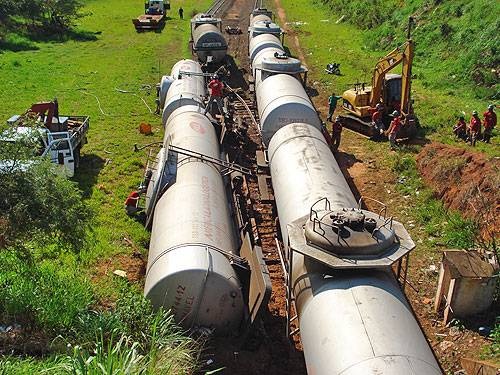PROMISSÃO: Dormentes podres provocam descarrilamento de vagões