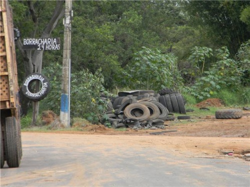 Incômodo: Moradores reclamam de pneus expostos em borracharias
