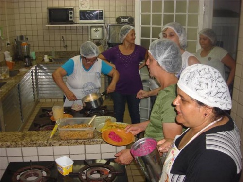 CAPACITAÇÃO: Famílias aprendem reaproveitar alimentos