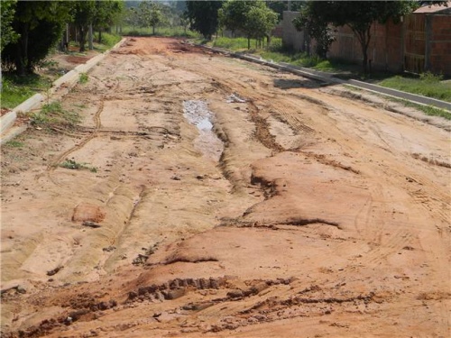 SANTA LEONOR: Buracos e lama causam transtornos para moradores