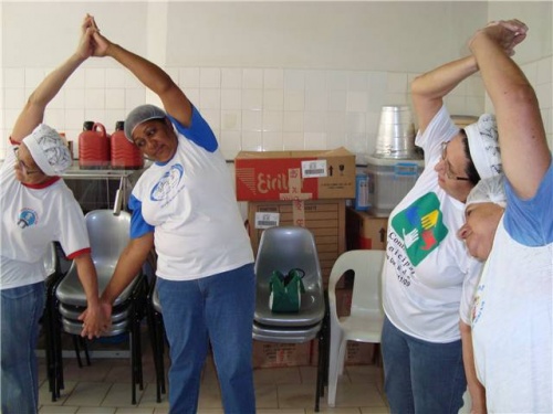Alongamento alivia trabalho pesado das merendeiras 