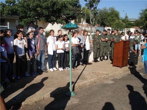 DIA DA BANDEIRA: Escola Sesi recebe Tiro de Guerra para solenidade