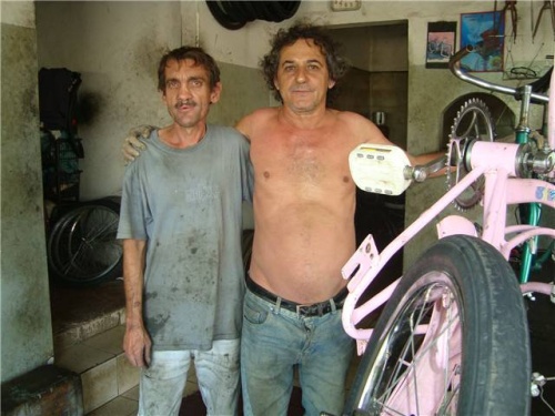 “Dupla explosiva” faz sucesso entre clientes de bicicletaria