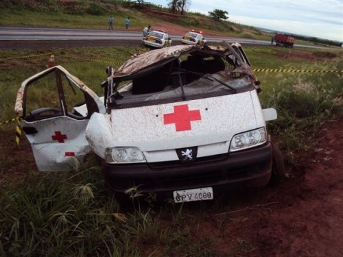 Seis pessoas morrem em acidente com ambulância de Mirandópolis