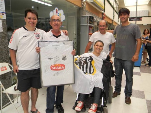 Camisa autografada do Santos é entregue para ganhador