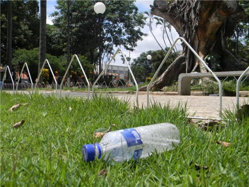 PRAÇA CARLOS SAMPAIO: Falta de lixeira causa problemas com sujeira no local