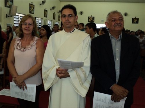 FÉ: População prestigia missa de ordenação de Padre Mauro