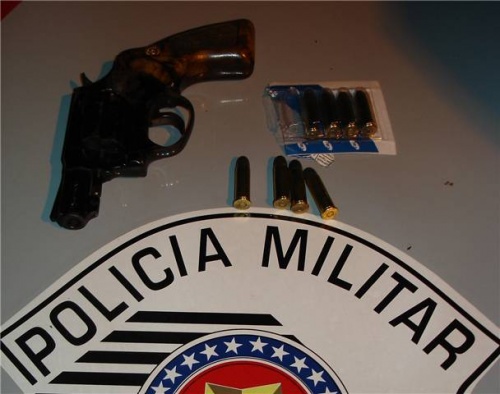 Homem é preso após agredir e atirar em vizinho