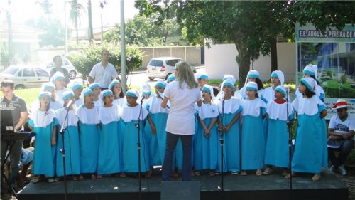 Cantata de Natal é sucesso na praça Orentino Martins