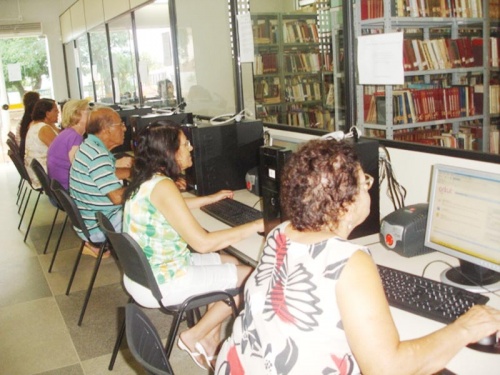 Biblioteca oferece curso de xadrez online e informática para 3ª Idade