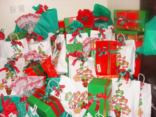 Padrinhos doam brinquedos para as crianças do Lactário