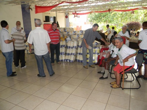 Comerciantes realizam doação de 4.300 fraldas