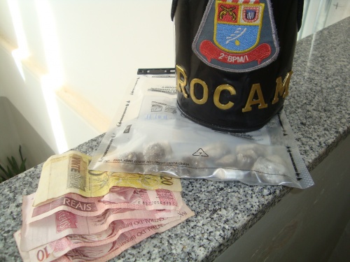 JARDIM PLANALTO: ROCAM prende jovem por tráfico de drogas