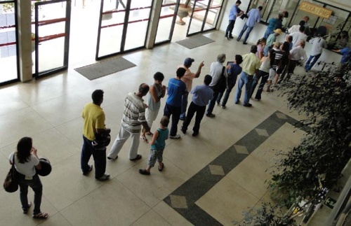 Contribuintes aproveitam desconto e formam filas para pagar IPTU