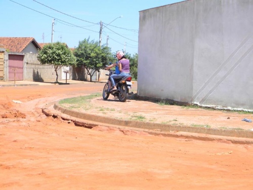 Infra-estrutura: Moradores reclamam da falta de asfalto no São Francisco