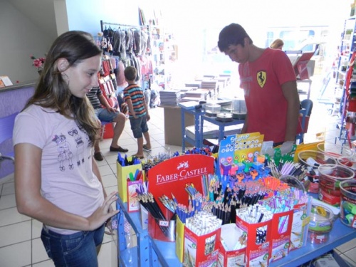MATERIAIS ESCOLARES: Estoque reforçado para atender procura na volta às aulas