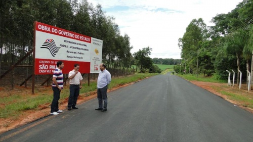 Prefeito vistoria obra de recape na Estrada do Mineiro
