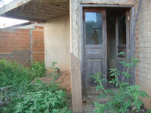 Construção abandonada causa incômodo para vizinhos