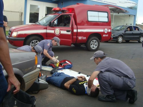 Motociclista se fere ao colidir contra carro em Penápolis