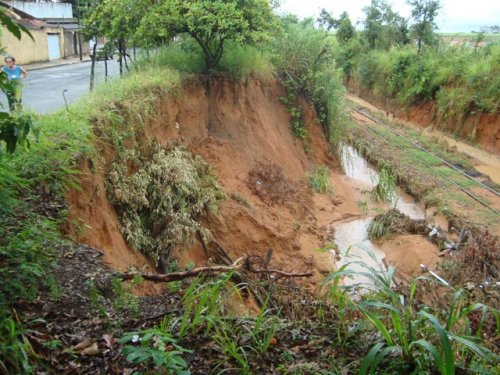 Deslizamento de terra danifica rua na Cidade Jardim