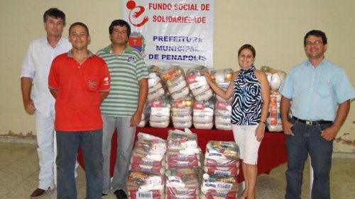 Kartistas entregam cestas básicas ao Fundo Social