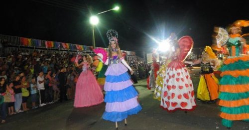 Folia mesmo embaixo de chuva