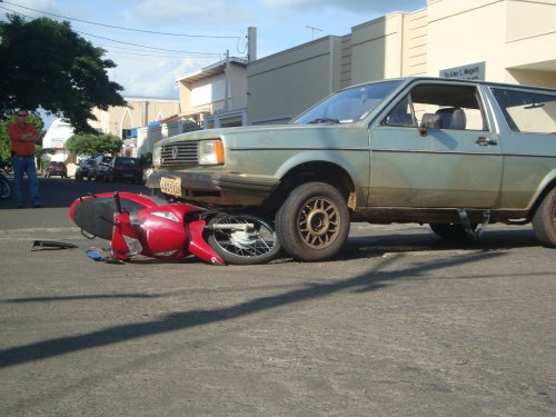 Carro colide com moto no centro da cidade