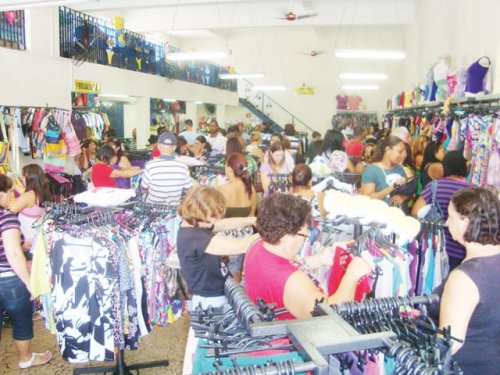Lojas ficam cheias com promoções do ‘Liquida’